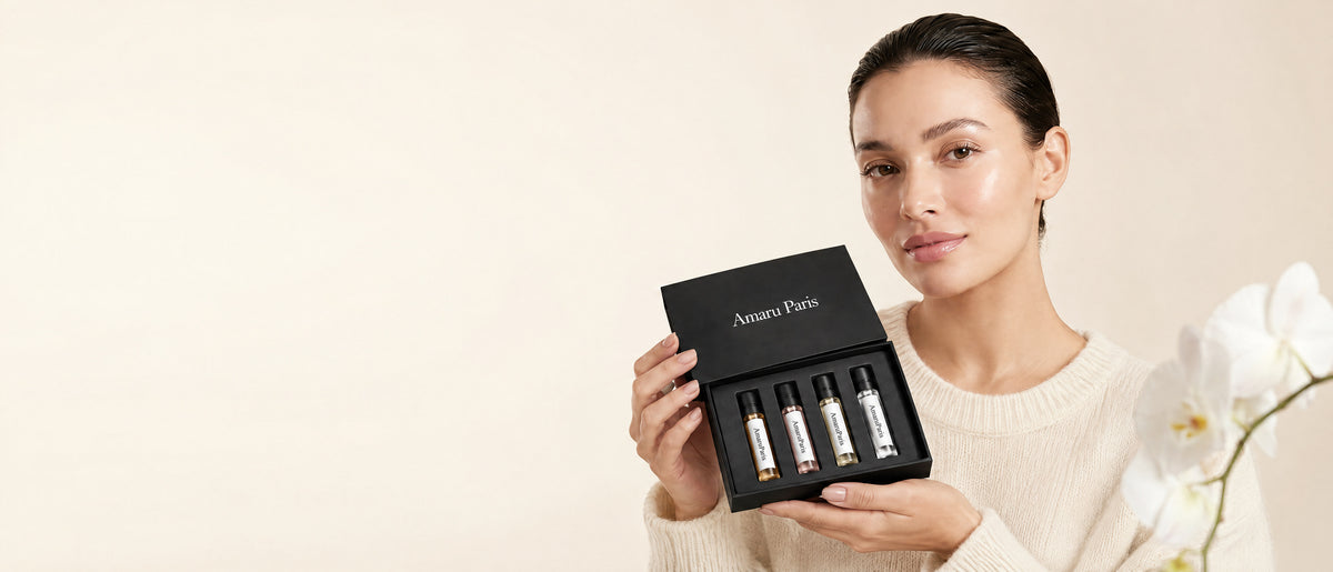 Femme tenant le coffret Amaru Paris de 4 échantillons de parfum de 5 ml
