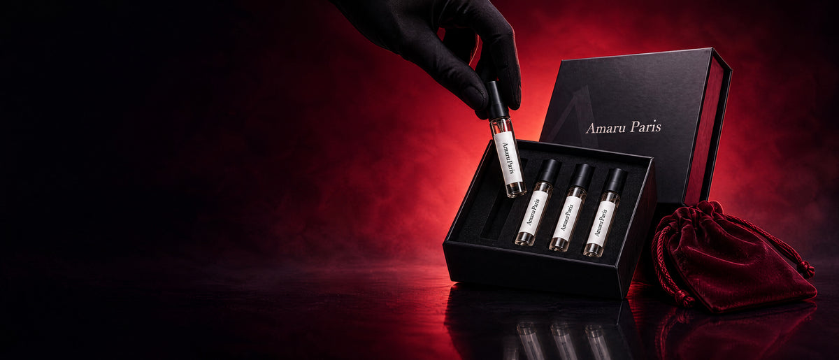 Main gantée de noir déposant une fiole Amaru Paris dans le coffret de 4 échantillons de 5 ml